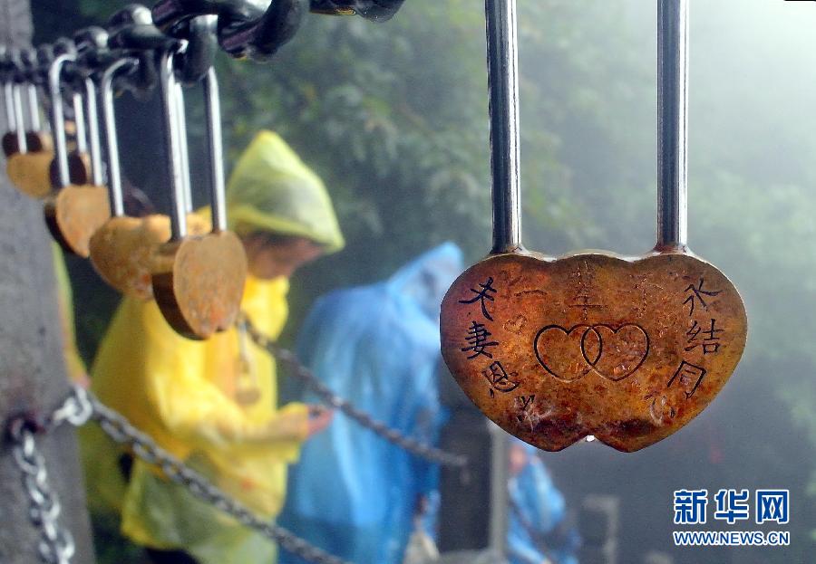 （晚報）（2）雨中游梵凈 行走云霧間