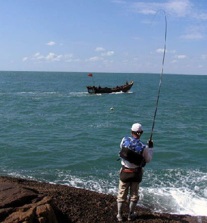 新浪旅游配圖：海邊垂釣